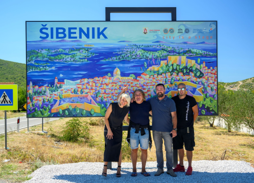 Fotografija 5 - Ulje na platnu slikarice Lane Martinović Čala: Postavljena tabla dobrodošlice uz cestu na Lozovcu