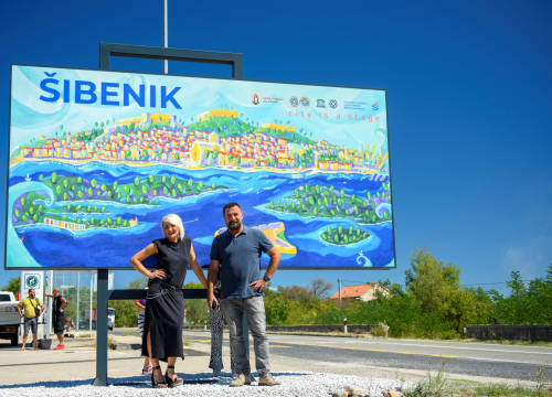 Fotografija 4 - Ulje na platnu slikarice Lane Martinović Čala: Postavljena tabla dobrodošlice uz cestu na Lozovcu