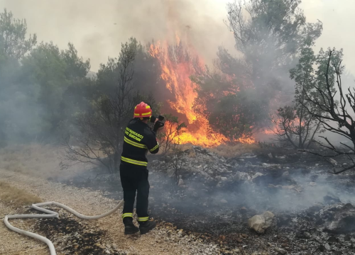 U zaleđu županije gorjelo na četiri mjesta: S požarom kod Kistanja vatrogasci se borili skoro pet sati