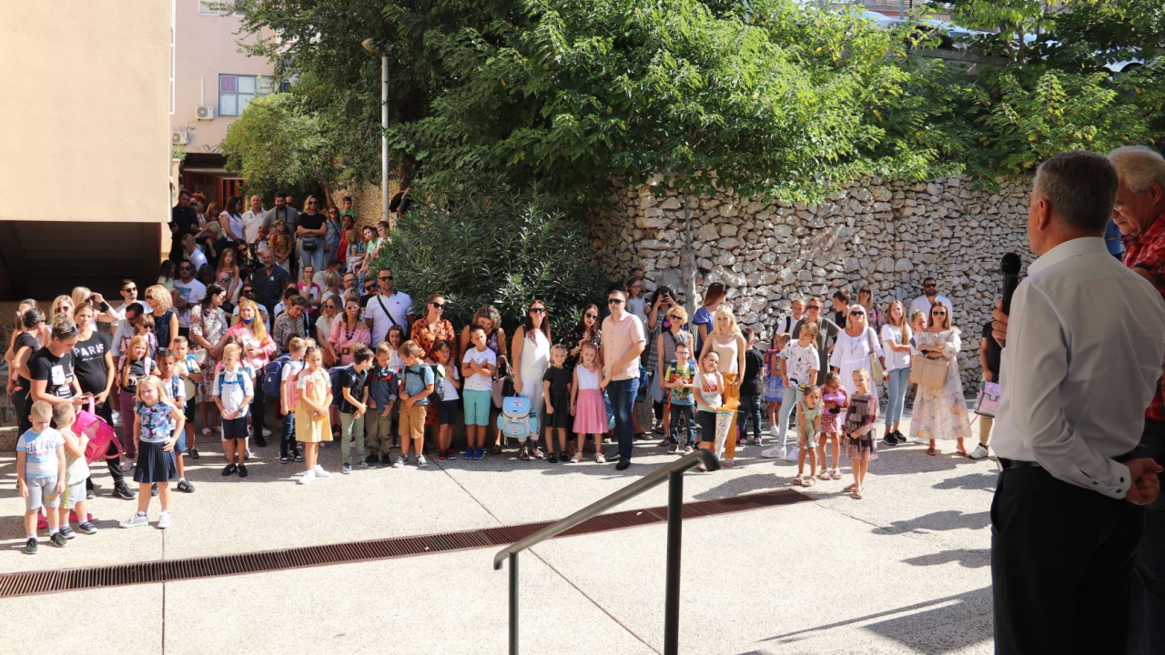 Gradonačelnik Burić obišao dvije škole povodom početka nove školske godine, evo što je poručio prvašićima