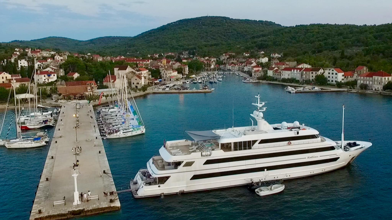 Jahta čiji tjedni najam košta 300 tisuća eura mami poglede na Zlarinu, pogledajte kakva je iznutra
