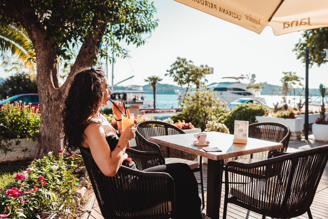 Terasa hotela Jadran ovog ljeta ‘vraćena’ Šibenčanima, a svirke uživo nastavljaju i nakon sezone!