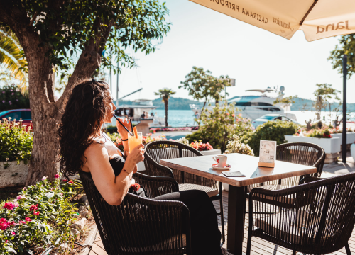 Fotografija 2 - Terasa hotela Jadran ovog ljeta ‘vraćena’ Šibenčanima, a svirke uživo nastavljaju i nakon sezone!