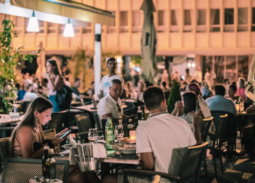 Fotografija 4 - Terasa hotela Jadran ovog ljeta ‘vraćena’ Šibenčanima, a svirke uživo nastavljaju i nakon sezone!