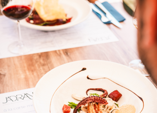 Fotografija 6 - Terasa hotela Jadran ovog ljeta ‘vraćena’ Šibenčanima, a svirke uživo nastavljaju i nakon sezone!