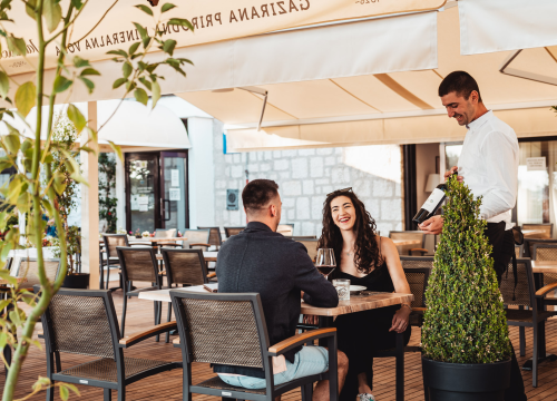 Fotografija 9 - Terasa hotela Jadran ovog ljeta ‘vraćena’ Šibenčanima, a svirke uživo nastavljaju i nakon sezone!
