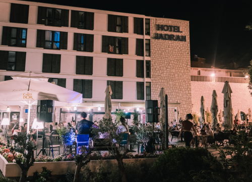 Fotografija 11 - Terasa hotela Jadran ovog ljeta ‘vraćena’ Šibenčanima, a svirke uživo nastavljaju i nakon sezone!