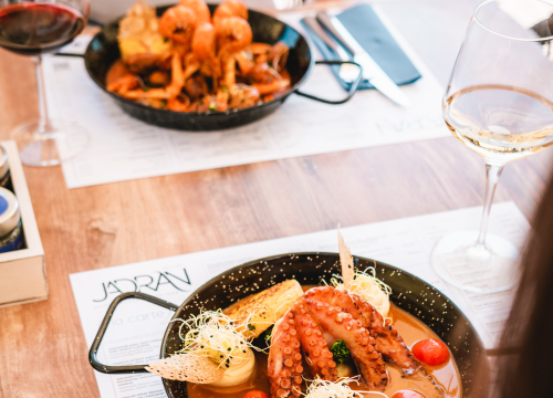 Fotografija 15 - Terasa hotela Jadran ovog ljeta ‘vraćena’ Šibenčanima, a svirke uživo nastavljaju i nakon sezone!