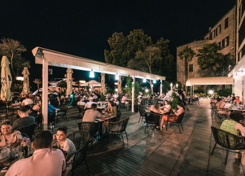 Fotografija 16 - Terasa hotela Jadran ovog ljeta ‘vraćena’ Šibenčanima, a svirke uživo nastavljaju i nakon sezone!