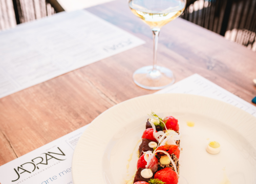 Fotografija 17 - Terasa hotela Jadran ovog ljeta ‘vraćena’ Šibenčanima, a svirke uživo nastavljaju i nakon sezone!