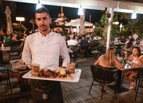 Fotografija 28 - Terasa hotela Jadran ovog ljeta ‘vraćena’ Šibenčanima, a svirke uživo nastavljaju i nakon sezone!