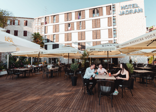 Fotografija 27 - Terasa hotela Jadran ovog ljeta ‘vraćena’ Šibenčanima, a svirke uživo nastavljaju i nakon sezone!