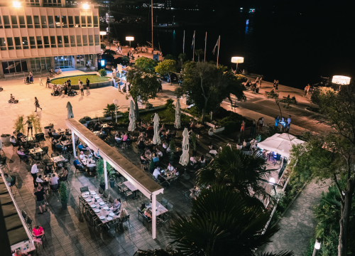 Fotografija 31 - Terasa hotela Jadran ovog ljeta ‘vraćena’ Šibenčanima, a svirke uživo nastavljaju i nakon sezone!