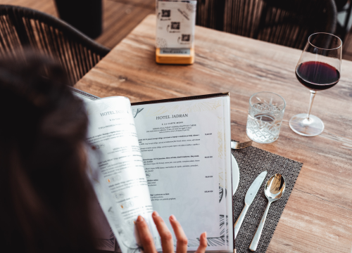 Fotografija 32 - Terasa hotela Jadran ovog ljeta ‘vraćena’ Šibenčanima, a svirke uživo nastavljaju i nakon sezone!