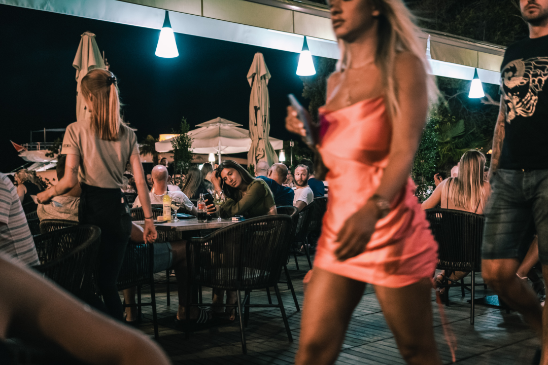 Terasa hotela Jadran ovog ljeta ‘vraćena’ Šibenčanima, a svirke uživo nastavljaju i nakon sezone!