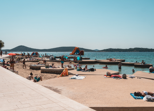 Fotografija 2 - Vodičke plaže i dalje mirišu na ljeto: Mjesta za ručnike ima i viška, u restoranima i barovima stol se pronađe bez problema!