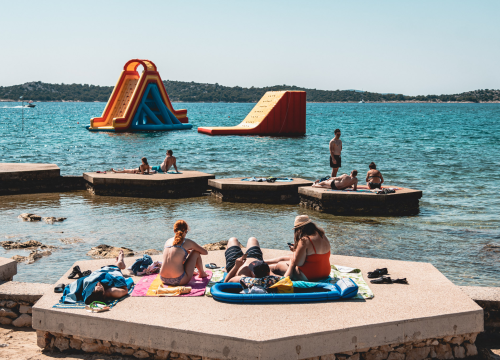 Fotografija 3 - Vodičke plaže i dalje mirišu na ljeto: Mjesta za ručnike ima i viška, u restoranima i barovima stol se pronađe bez problema!