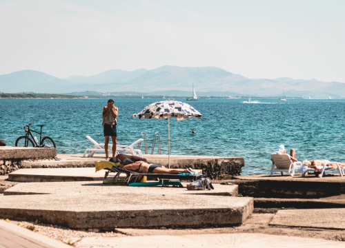 Fotografija 8 - Vodičke plaže i dalje mirišu na ljeto: Mjesta za ručnike ima i viška, u restoranima i barovima stol se pronađe bez problema!