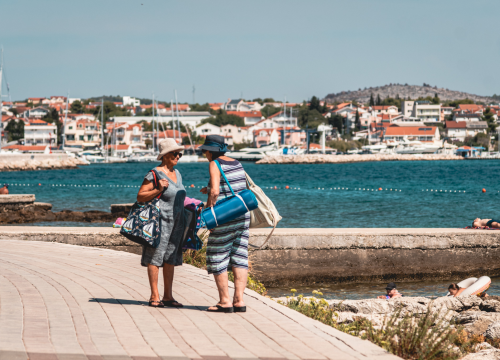 Fotografija 6 - Vodičke plaže i dalje mirišu na ljeto: Mjesta za ručnike ima i viška, u restoranima i barovima stol se pronađe bez problema!