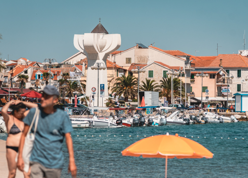 Fotografija 7 - Vodičke plaže i dalje mirišu na ljeto: Mjesta za ručnike ima i viška, u restoranima i barovima stol se pronađe bez problema!