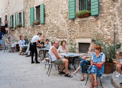 Fotografija 3 - Pjesnici i pisci šibenskog kraja zablistali pored krstionice: Stihovi i kratke priče uz jutarnju kavu