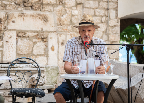 Fotografija 4 - Pjesnici i pisci šibenskog kraja zablistali pored krstionice: Stihovi i kratke priče uz jutarnju kavu
