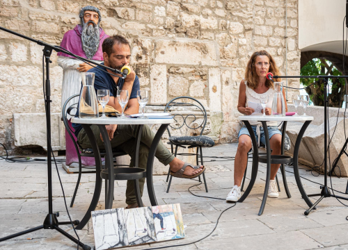 Fotografija 7 - Pjesnici i pisci šibenskog kraja zablistali pored krstionice: Stihovi i kratke priče uz jutarnju kavu