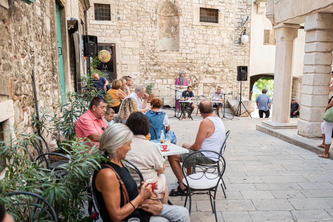 Pjesnici i pisci šibenskog kraja zablistali pored krstionice: Stihovi i kratke priče uz jutarnju kavu