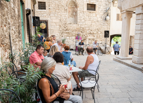 Fotografija 8 - Pjesnici i pisci šibenskog kraja zablistali pored krstionice: Stihovi i kratke priče uz jutarnju kavu