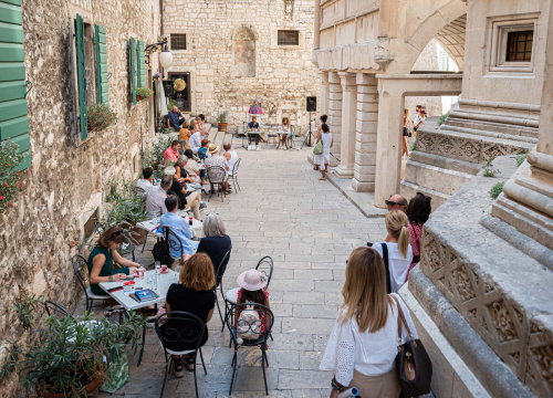 Fotografija 1 - Pjesnici i pisci šibenskog kraja zablistali pored krstionice: Stihovi i kratke priče uz jutarnju kavu