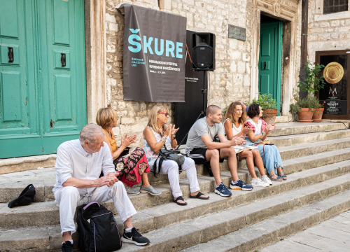 Fotografija 10 - Pjesnici i pisci šibenskog kraja zablistali pored krstionice: Stihovi i kratke priče uz jutarnju kavu