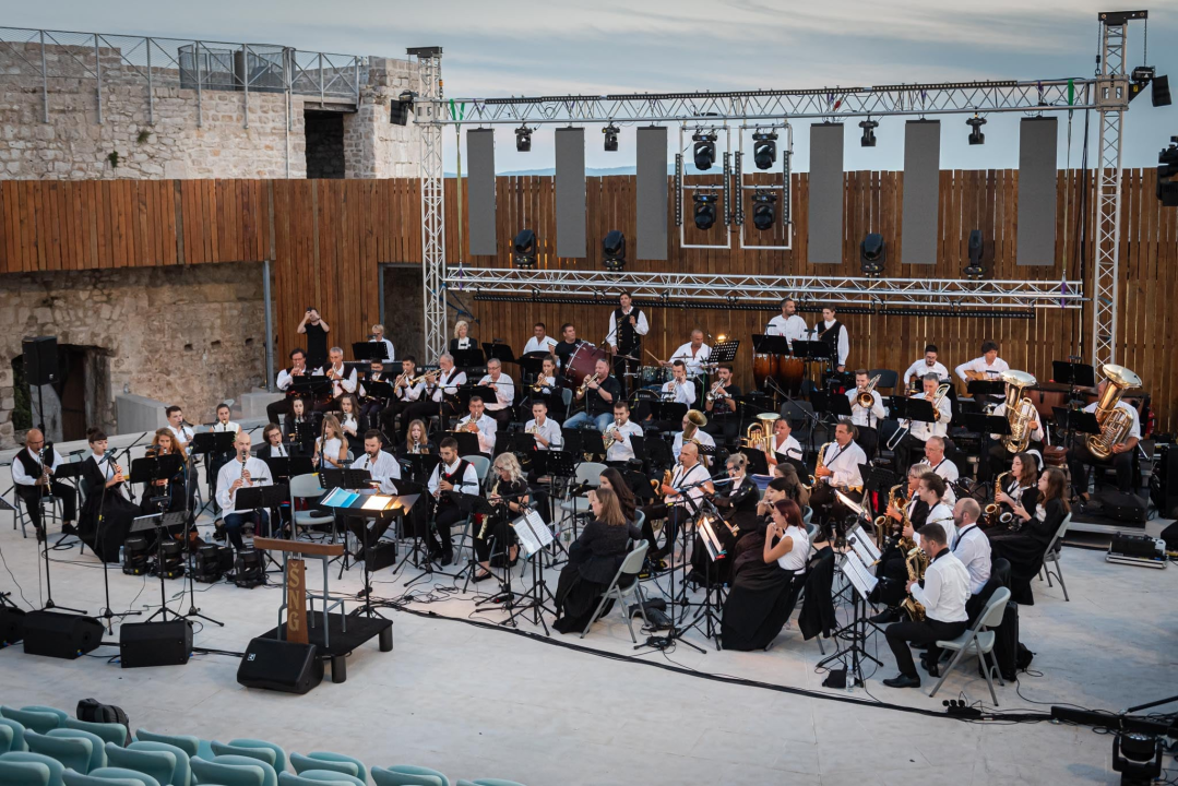 Šibenska narodna glazba i 4 tenora raspjevali publiku za kraj sezone