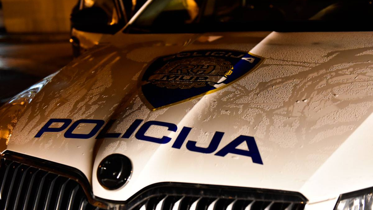 Vozač mopeda (21) zadobio po život opasne ozljede u prometnoj nesreći noćas u Murteru