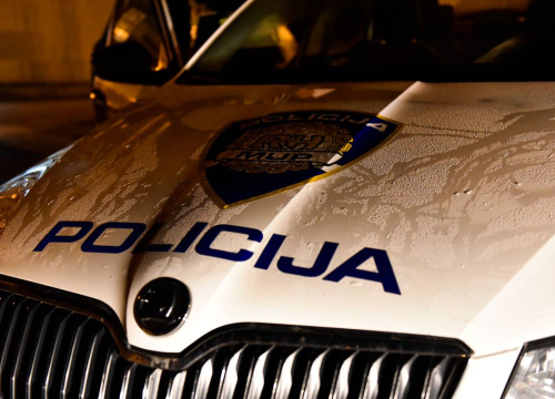 Vozač mopeda (21) zadobio po život opasne ozljede u prometnoj nesreći noćas u Murteru