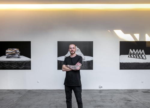 Ivan Buvinić ogolio osobne traume izložbom fotografija: 'Obiteljski stol svjedok je ljudskih odnosa'