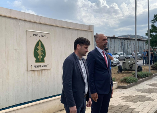 Fotografija 3 - Položeni vijenci: Sjećanje na heroja Marinka Karduma i sve hrvatske branitelje koji su dali život za slobodu