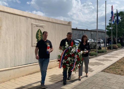 Fotografija 2 - Položeni vijenci: Sjećanje na heroja Marinka Karduma i sve hrvatske branitelje koji su dali život za slobodu