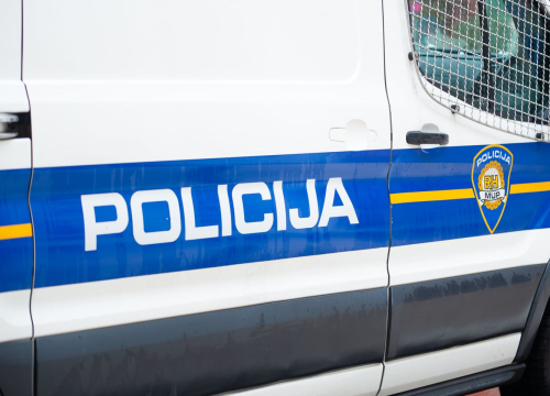 Prometna nesreća na skretanju za Srimu: Automobil udarilo u suhozid i prevrnuo se