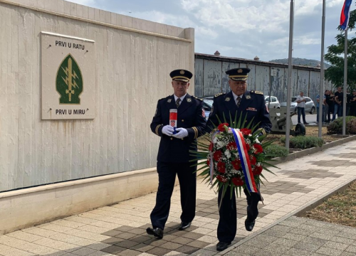 Fotografija 5 - Položeni vijenci: Sjećanje na heroja Marinka Karduma i sve hrvatske branitelje koji su dali život za slobodu