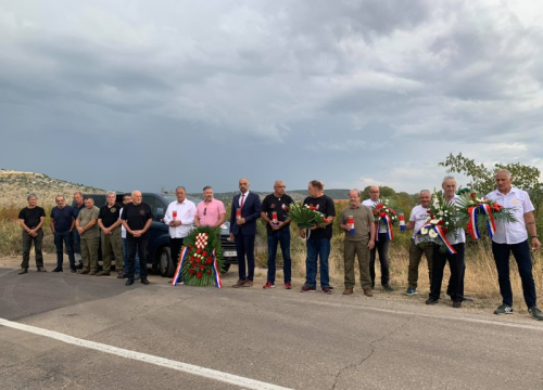 Fotografija 12 - Položeni vijenci: Sjećanje na heroja Marinka Karduma i sve hrvatske branitelje koji su dali život za slobodu
