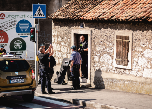Fotografija 8 - Razbojništvo u ljekarni kod Kronjinog magazina: Nema ozlijeđenih, razbojnik uhićen u blizini