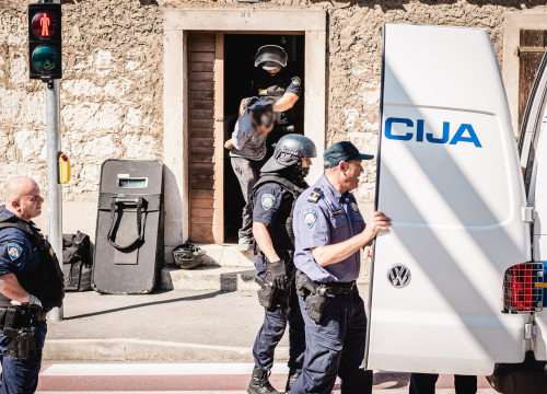 Fotografija 15 - Razbojništvo u ljekarni kod Kronjinog magazina: Nema ozlijeđenih, razbojnik uhićen u blizini