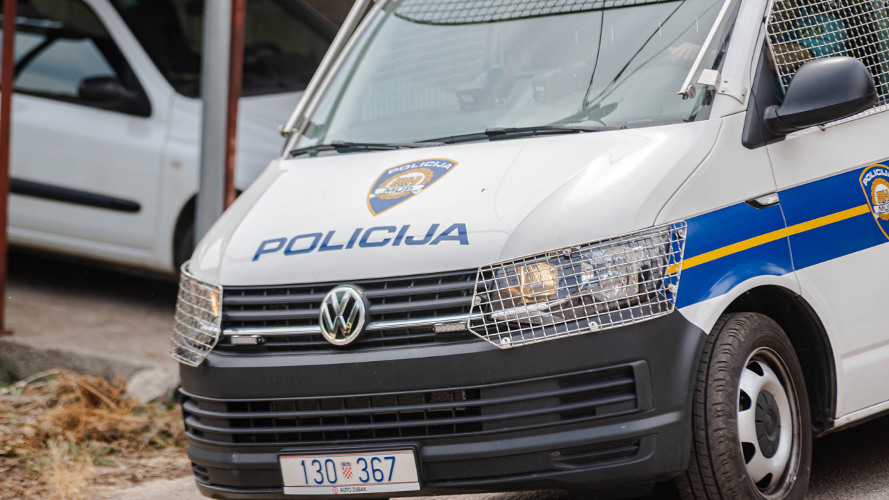 Autom naletio na Hondu: Motorist teže ozlijeđen, protiv 74-godišnjeg vozača automobila kaznena prijava