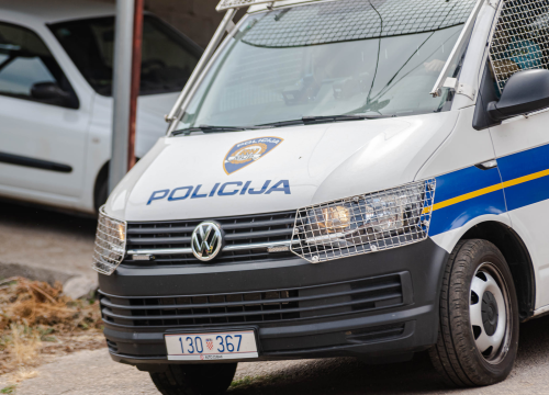 Autom naletio na Hondu: Motorist teže ozlijeđen, protiv 74-godišnjeg vozača automobila kaznena prijava