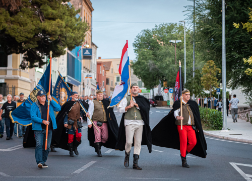 Fotografija 5 - Fotogalerija mimohoda branitelja šibenskim ulicama do tvrđave sv. Mihovila