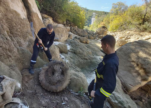 Čikola suhog korita, ali svašta se tamo može pronaći: Drniški DVD-ovci iz mulja izvukli gume, šljemove, bojlere...