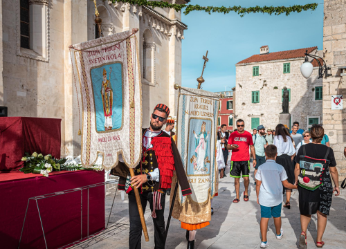 Fotografija 3 - Tradicionalnom procesijom i misom Šibenčani proslavili Dan grada: Donosimo fotogaleriju