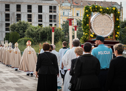 Fotografija 23 - Tradicionalnom procesijom i misom Šibenčani proslavili Dan grada: Donosimo fotogaleriju