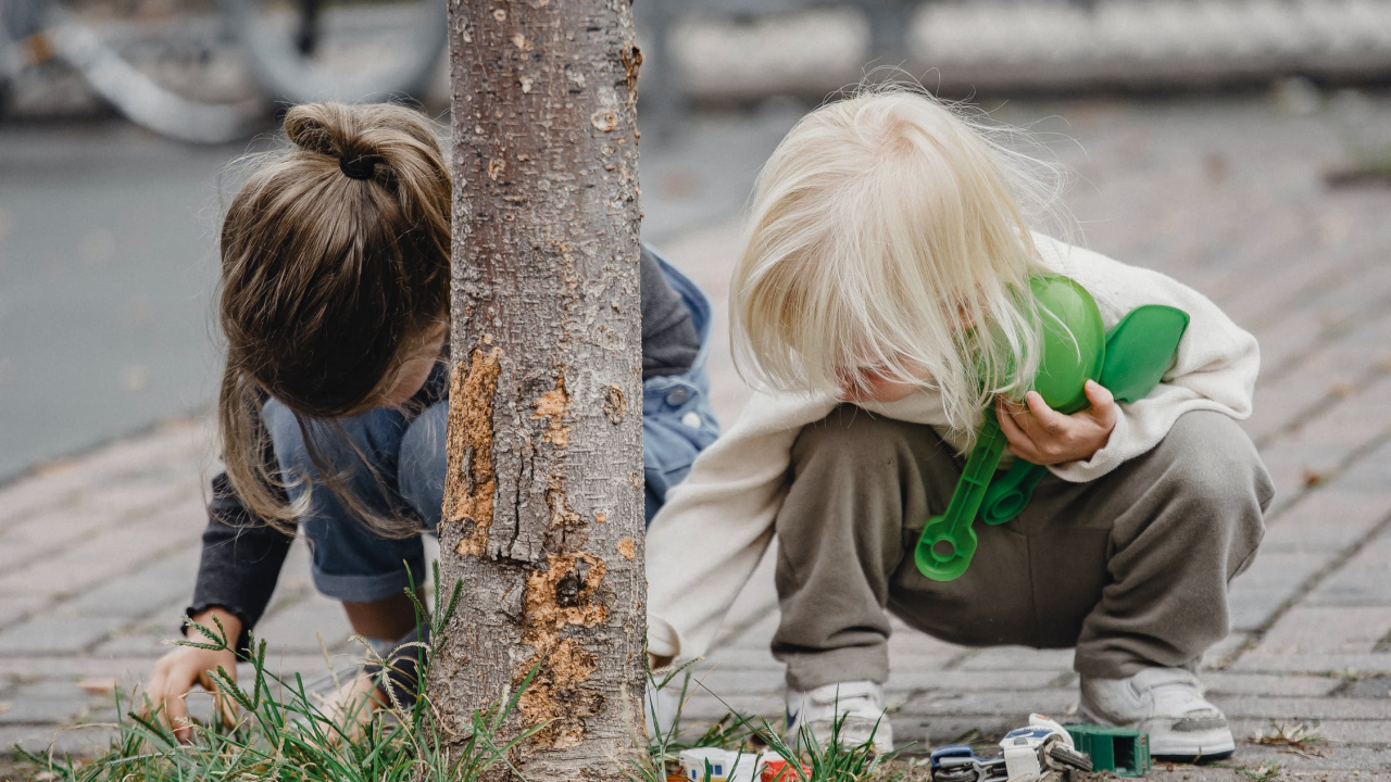 Četverogodišnja curica danima brinula o mlađim sestrama nakon očeve smrti u kući