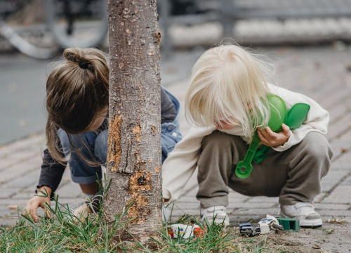 Četverogodišnja curica danima brinula o mlađim sestrama nakon očeve smrti u kući